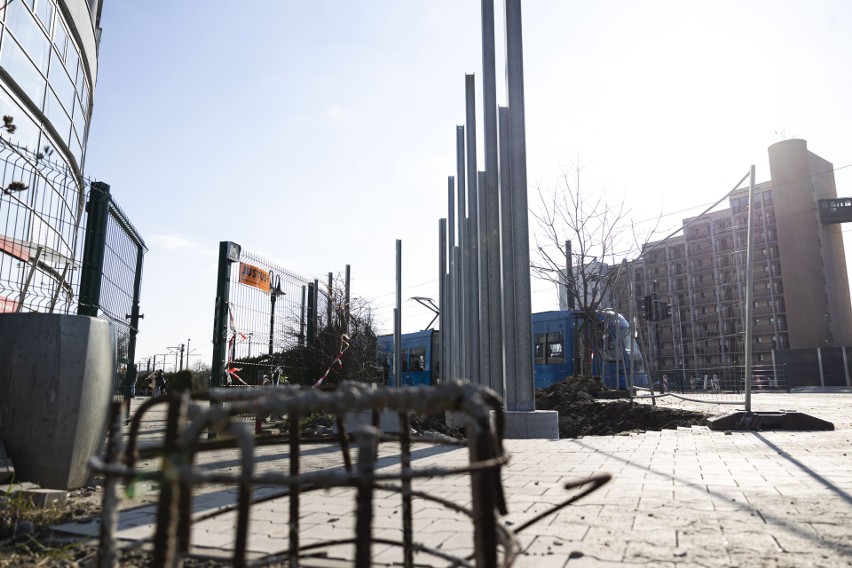 Kraków. Wybudowali mieszkańcom betonowy mur przed oknami. Wielkie kontrowersje wokół budowy linii tramwajowej do Górki Narodowej