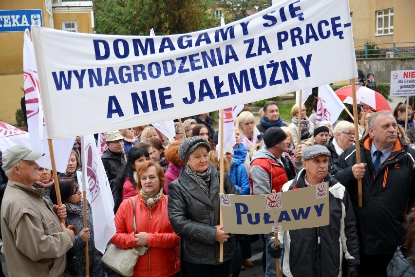 Pikieta przeciwko likwidacji gimnazjów. Kilkaset osób przed Urzędem Wojewódzkim (ZDJĘCIA, WIDEO)