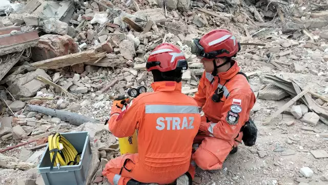 Strażacy ze Specjalistycznej Grupy Poszukiwawczo Ratowniczej, która istnieje w Nowym Sączu biorą udział w międzynarodowych akcjach. Ostatnio pomagali przed rokiem po trzęsieniu ziemi w Turcji