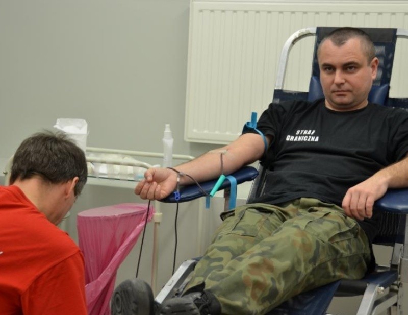 Straż Graniczna w Narewce. Funkcjonariusze oddają krew (zdjęcia)