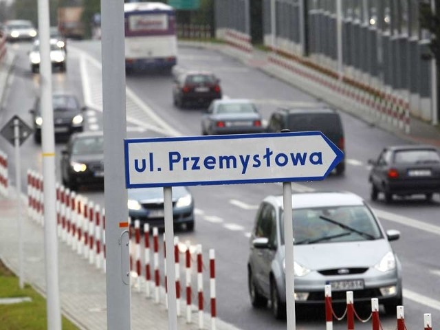 Łącznik z ulicą Przemysłową miał usprawnić ruch na Podkarpackiej, ale jest odwrotnie.