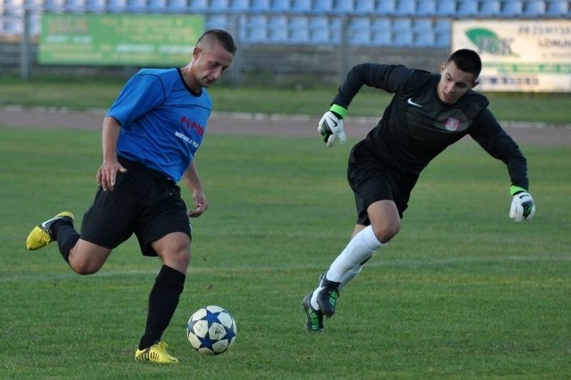 Arkadiusz Gosa właśnie strzela jedną ze swoich pięciu bramek w meczu z Podlasiem.
