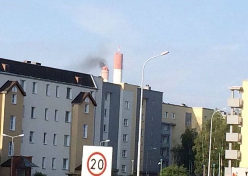 Czarny dym wydobywa się z kominów EC4