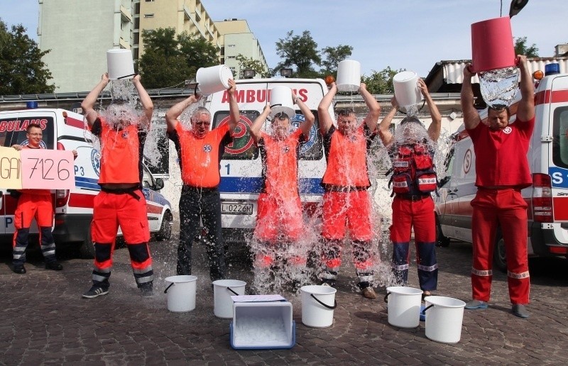 Ratownicy medyczni oblali się wodą w ramach akcji Ice Bucket Challenge [FILM, zdjęcia]