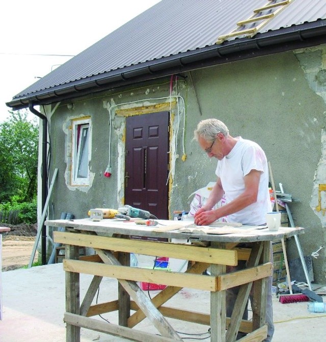 Andrzej Mazur z Brańska już podjął decyzję &#8211; sprzedał mieszkanie w bloku i sam remontuje swój nowy dom na wsi