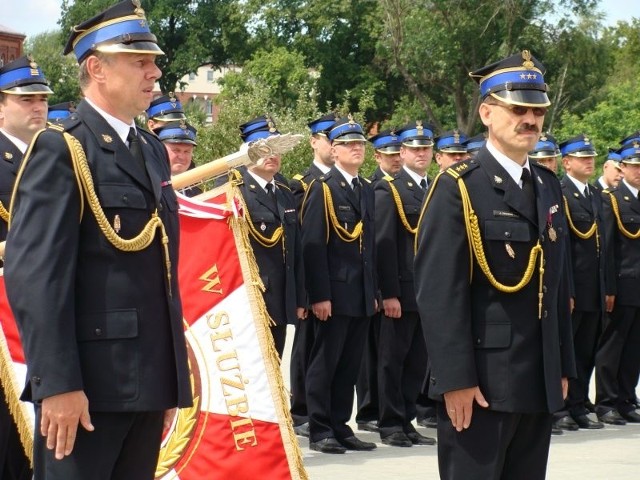 Ustępujący komendant Jan Zdunek (z lewej) przekazał obowiązki swojemu następcy, Stanisławowi Kowalikowi, który od dzisiaj jest nowym komendantem żagańskiej straży.