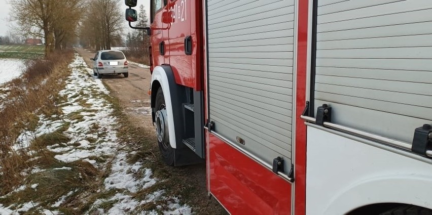 Dachowanie volkswagena na drodze między Dąbrówką a Damnem w gminie Damnica [ZDJĘCIA]