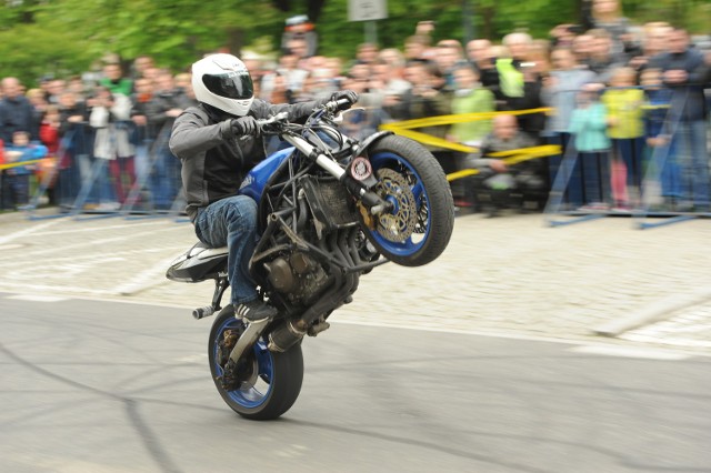 W sobotę po południu na radomskim deptaku i przyległej ulicy Mickiewicza odbywała się IX Radomska Wiosna Motocyklowa. Największe emocje wśród uczestników imprezy wzbudzał niezwykle efektowny pokaz jazdy na mocnych maszynach.