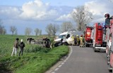 Wypadek osobówki i busa pod Wrocławiem. Auto w rowie, na miejscu służby ratunkowe