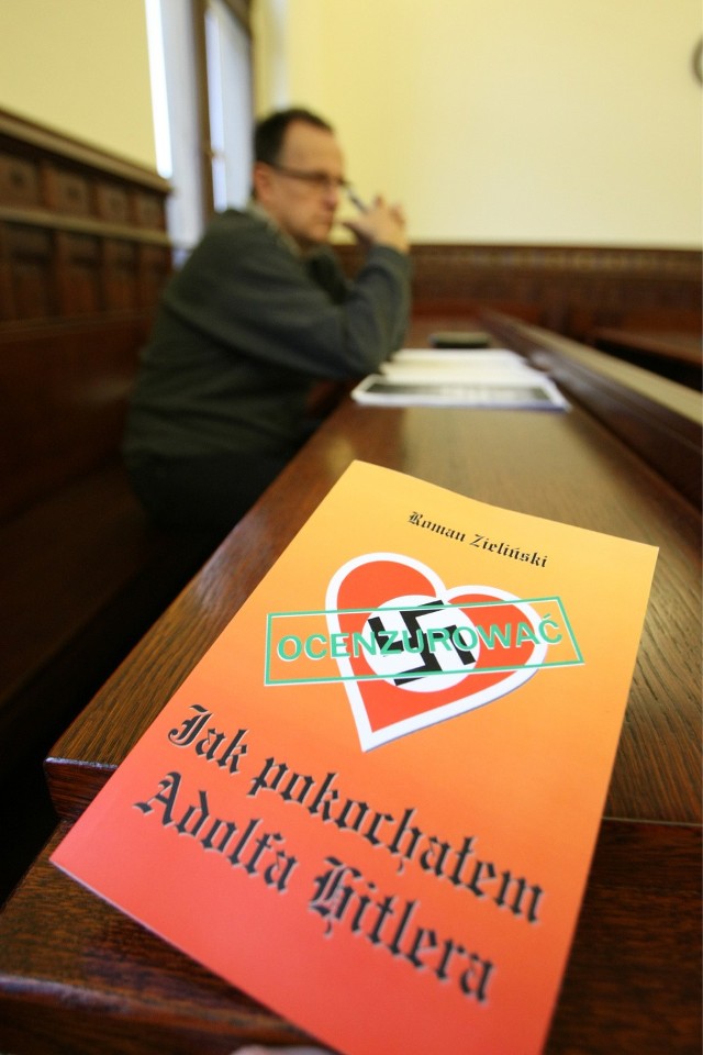 Wrocławski kibic Roman Zieliński prawomocnie skazany za głoszenie rasistowskich poglądów w książce "Jak pokochałem Adolfa Hitlera".