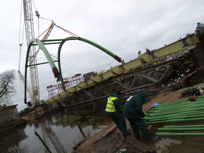 Widowiskowy montaż mostu. 140 ton nad Wieprzą