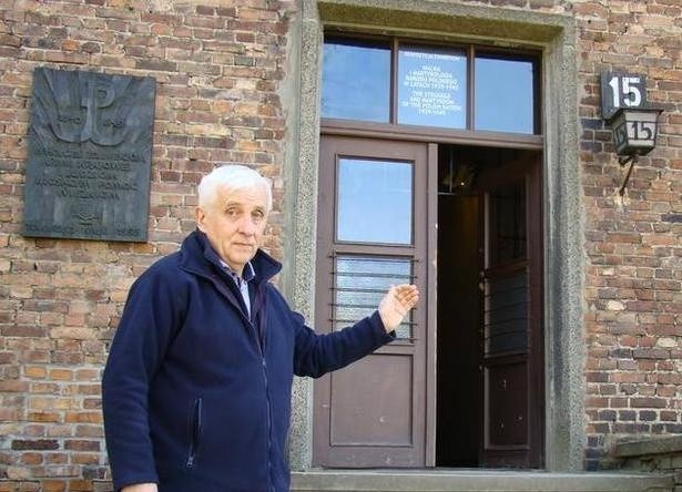 Historyk Adam Cyra przed obozowym blokiem, z którego rotmistrz Witold Pilecki rozpoczął swoją ucieczkę z KL Auschwitz