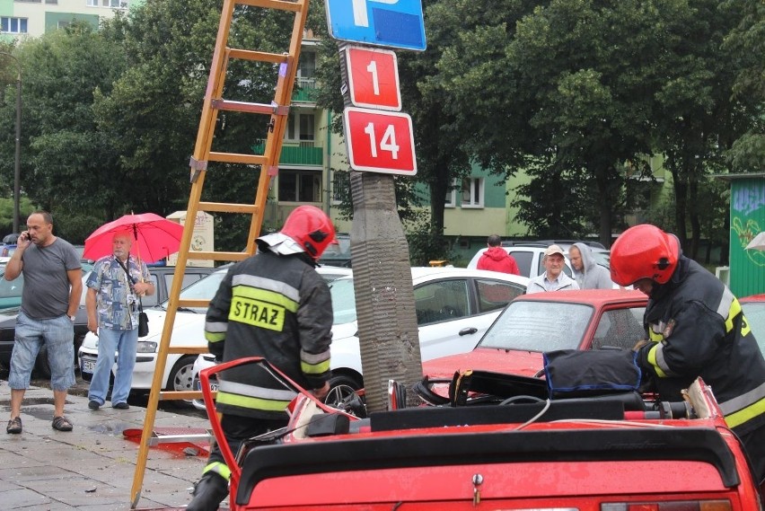 Wypadek na Paderewskiego. Mężczyzna uwięziony w samochodzie [ZDJĘCIA+FILM]