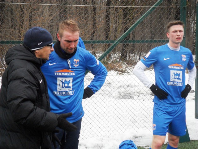 Trener „Słoników” Piotr Mandrysz (z lewej) w przerwie meczu ze „Stalówką” instruuje Dariusza Jareckiego