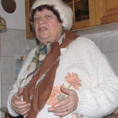 85-letnia Janina Kiernożycka sąsiaduje ze spalonym mieszkaniem przez ścianę. To ona pierwsza poczuła swąd, sprawdziła, co się dzieje i błyskawicznie z własnego balkonu poprosiła przechodnia o wezwanie straży pożarnej. - Nasza bohaterka - mówili strażacy.