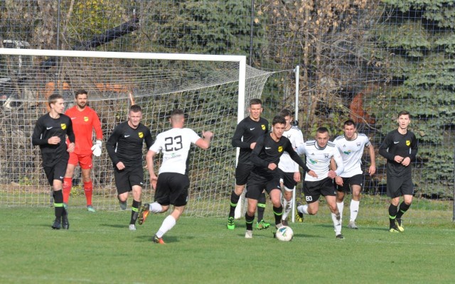 Wieczysta Krak&oacute;w - Wiślanie Jaśkowice. Na boisku było 1:2, ale goście zostali ukarani walkowerem (powinien był pauzować jeden z zawodnik&oacute;w, kt&oacute;ry wszedł na boisko w końc&oacute;wce)