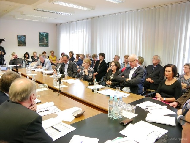 W poniedziałek, 9 kwietnia w sali konferencyjnej starostwa powiatowego w Kozienicach odbyło się specjalne posiedzenie komisji rady powiatu kozienickiego poświęcone problemom finansowym i kadrowym SPZZOZ w Kozienicach.