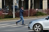 Policjanci w Łodzi częściej karzą niż upominają! 300 zł mandatu dla rozmawiających przez komórkę na przejściu dla pieszych 
