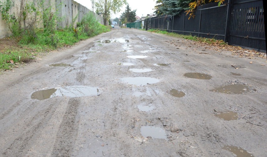 Radom. Mieszkańcy ulicy Stromej mają problemy z dziurawą drogą. Czy doczekają się remontu?
