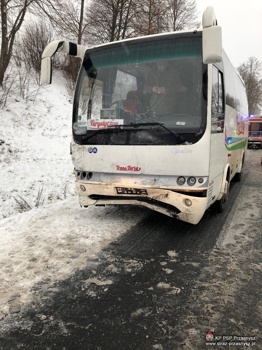 Wypadek na DK57. Tragiczne zderzenie renault i autokaru w Oględzie [ZDJĘCIA]