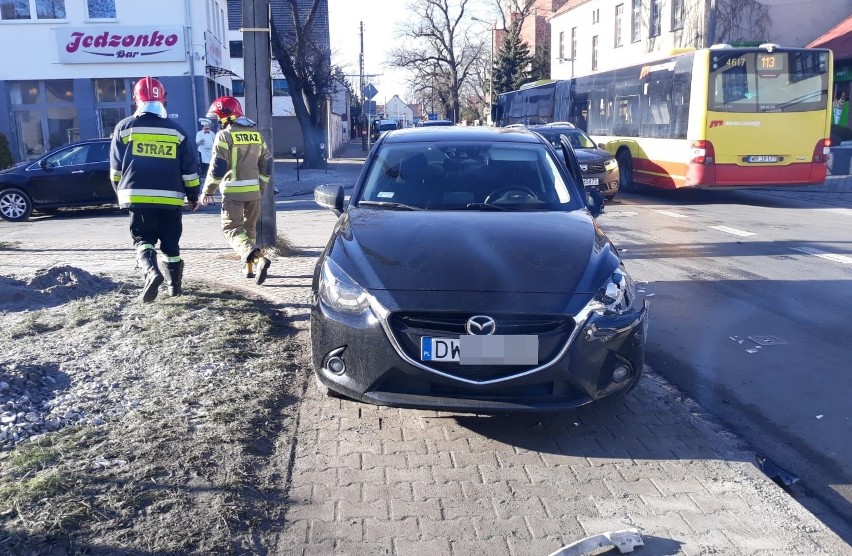 Wypadek dwóch samochodów na Ołtaszynie. Jedna osoba ranna (ZDJĘCIA)