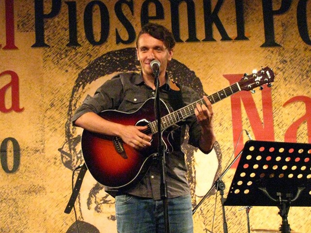 Na zdjęciu: Przemysław Mazurek po podebraniu nagrody zaśpiewał jeszcze raz.