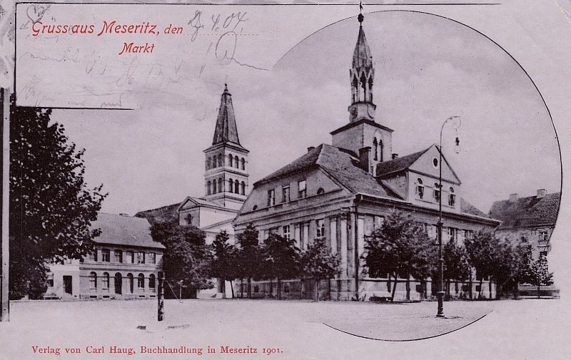 Z ratuszem sąsiaduje kościół pw. Św. Wojciecha