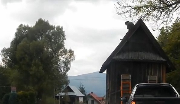 Wiózł dom na naczepie, a na dachu domu siedział człowiek! [FILM]