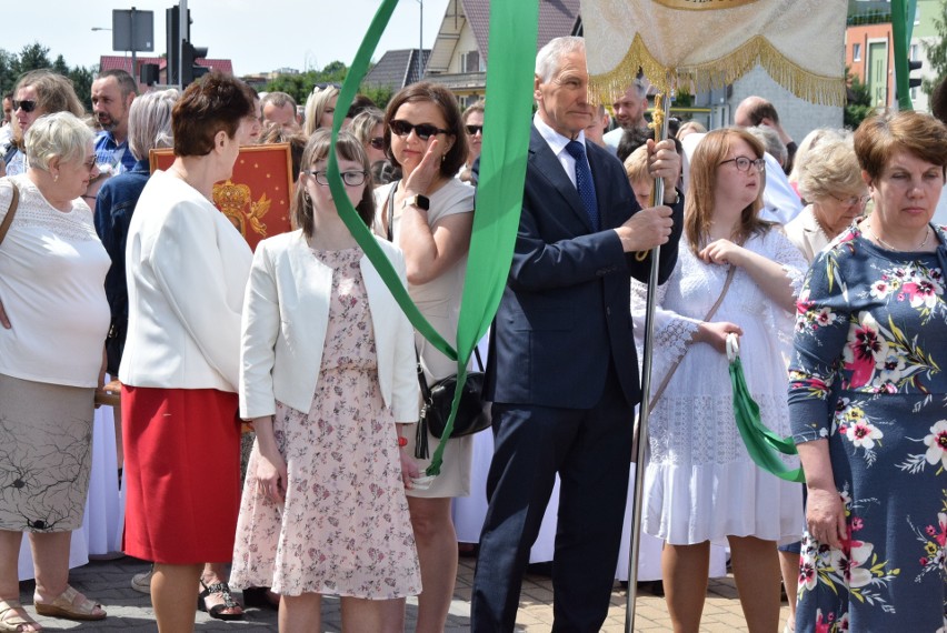 Ostrołęka. Boże Ciało 2022. Procesja z parafii pw. św. Franciszka z Asyżu. 16.06.2022. Zdjęcia