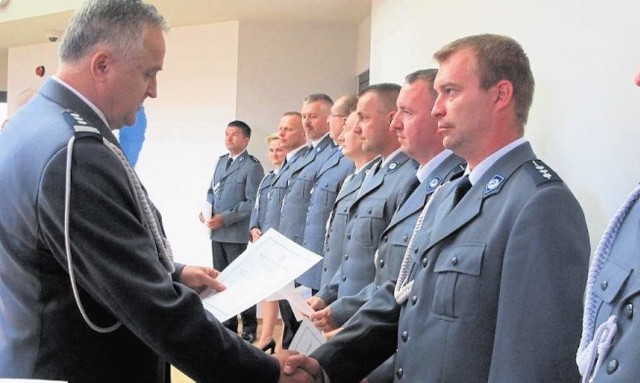 Insp. Andrzej Płatek, zastępca komendanta wojewódzkiego wręczył policjantom awanse, odznaczenia i medale z okazji 25-lecia związku zawodowego