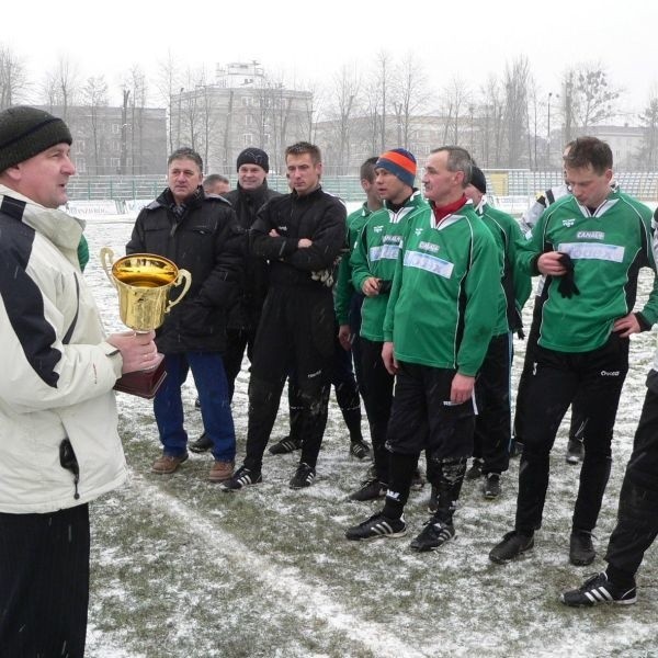 Starosta stalowowolski Wiesław Siembida (z lewej) wręczył puchar dla zwycięskiej drużyny byłych piłkarzy Stali.