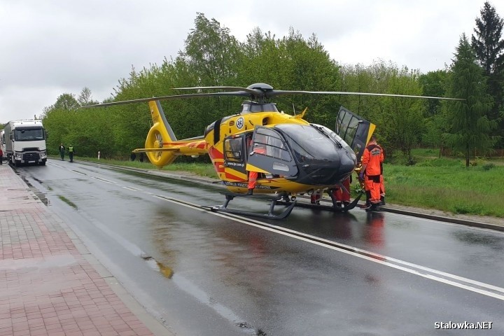 Wypadek w powiecie stalowowolskim. W zderzeniu TIR-a z osobówką ranne zostały trzy osoby - po jedną przyleciał śmigłowiec LPR (ZDJĘCIA)