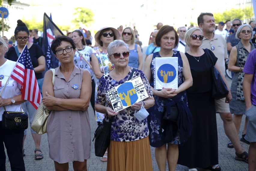 Nie milkną echa środowej decyzji Sejmu, który głosami posłów...