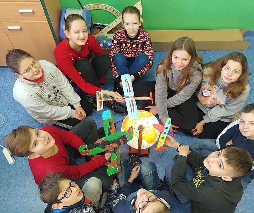 Inowrocław. Uczniowie Szkoły Podstawowej nr 11 biorą udział w programie "Być jak Ignacy". Wykonują doświadczenia i zdobywają wiedzę