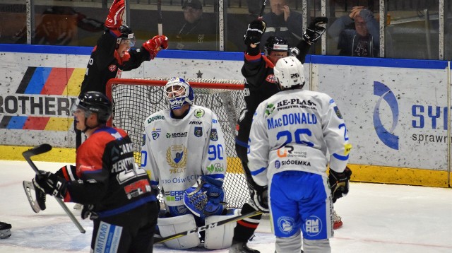 Trzeci mecz ćwierćfinału hokejowego play-off (27 lutego 2022); Ciarko STS Sanok - Re-Plast Unia Oświęcim 4:2.