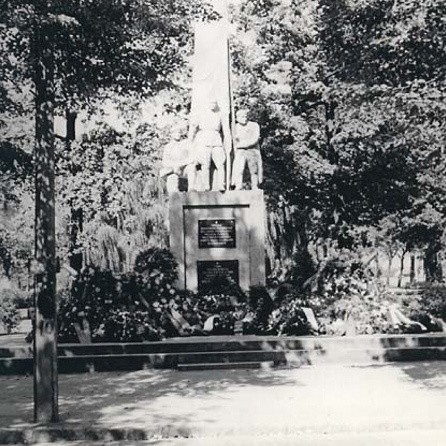 Pomnik wdzięczności, który stał na pl. Bohaterów do 1965 r.