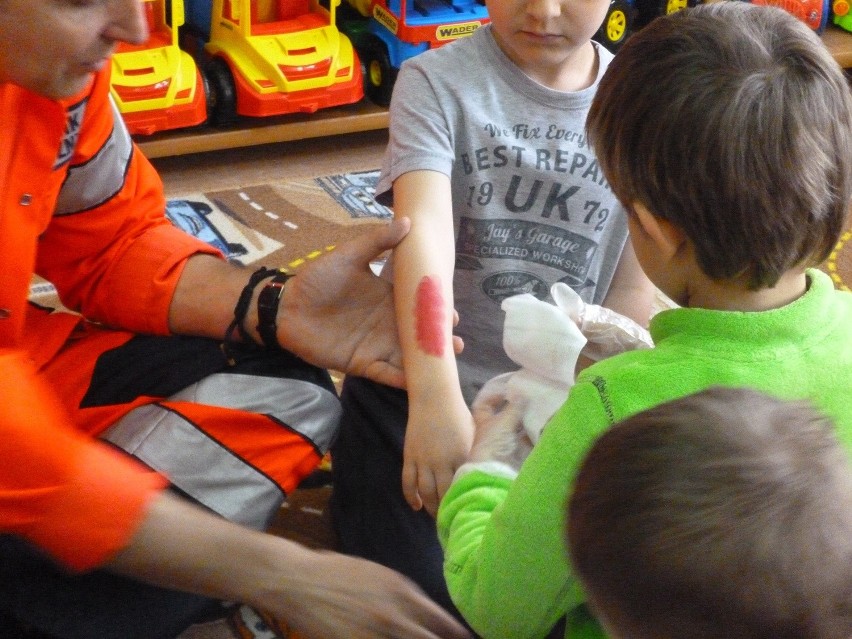 Ratownicy medyczni uczyli dzieci udzielania pierwszej pomocy