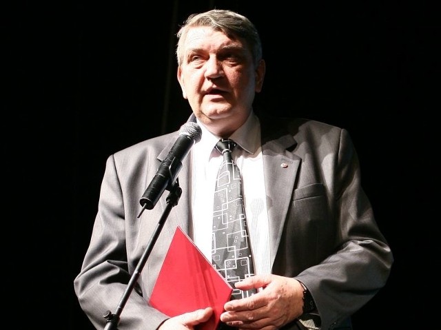 Mieczysław Szatanek ma 59 lat, ukończył Akademię Medyczną w Warszawie.