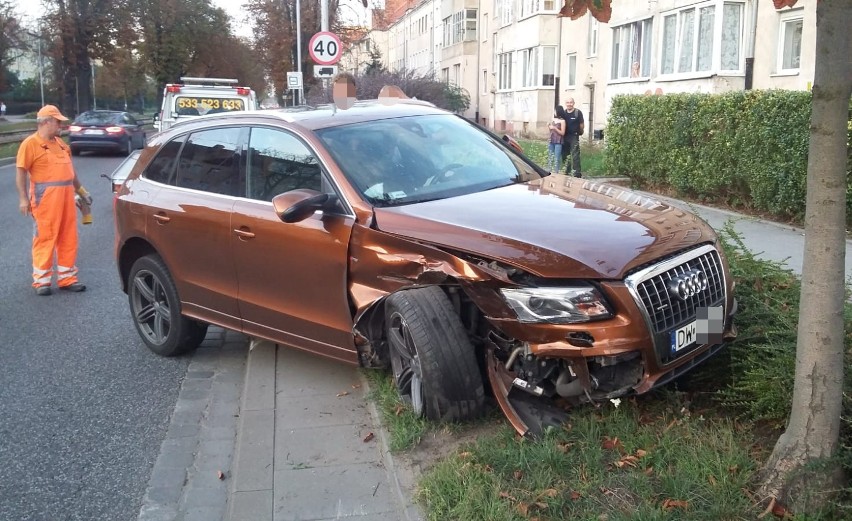 Wypadek na Ślężnej. Audi przewróciło się na bok