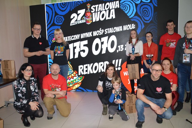 Wolontariusze i sztab stalowowolskiej Wielkiej Orkiestry Świątecznej Pomocy na podsumowaniu akcji