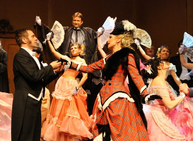Balowa scena z &quot;Zemsty nietoperza&quot; Johanna Straussa syna, wybitnego osiągnięcia operetki. Muzyczny wystawi ją 30 i 31 stycznia