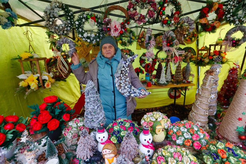 Drugie urodziny bazarku w Boguchwale. Zimowa pogoda nie odstraszyła. Kupisz tam produkty regionalne, ale też ozdoby świąteczne [ZDJĘCIA]