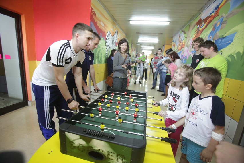 Piłkarze Piasta Gliwice odwiedzili dzieci ze Szpitala Kliniczego Ceglana [ZDJĘCIA]