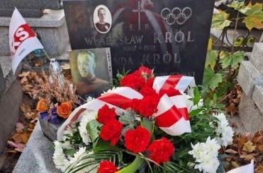 Tak wygląda pomnik na grobie Władysław Króla