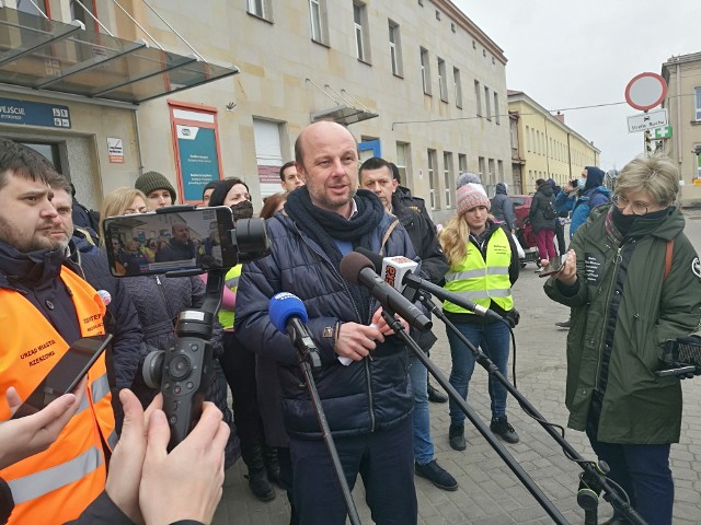 – Rzeszów stał się hubem (ang. centrum) dla szukających pomocy – mówił prezydent miasta Konrad Fijołek.