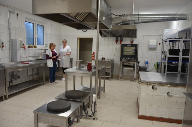 Kuchnia szkolna przeszła gruntowny remont i zyskała nowe urządzenia, które mają usprawnić pracę oraz urozmaicić ofertę szkolnych posiłków.