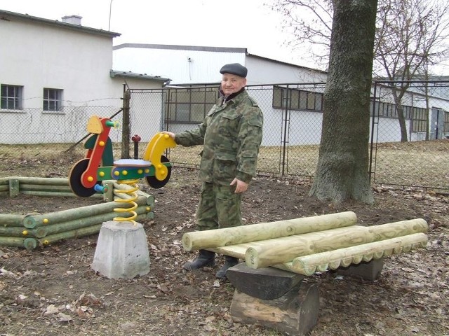 Podczas montowania elementów wykonawcy z  Golubia pomagał Jerzy Cieśliński, sołtys Kijewa i Kosowizny.