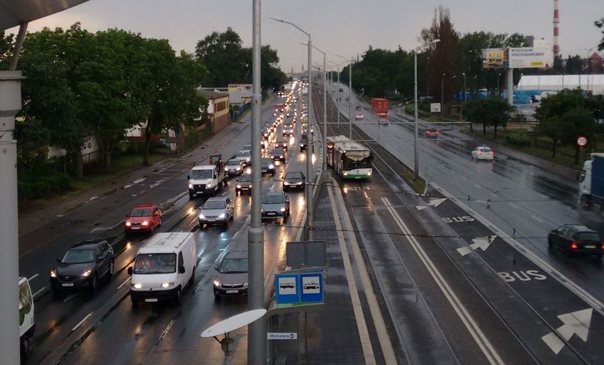 Ul. Merkatora w Szczecinie, godz. 18.05. Zdjęcie na...