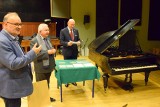 Historyczny fortepian trafił do szkoły muzycznej w Kielcach. Są autografy wybitnych artystów! [WIDEO, ZDJĘCIA]