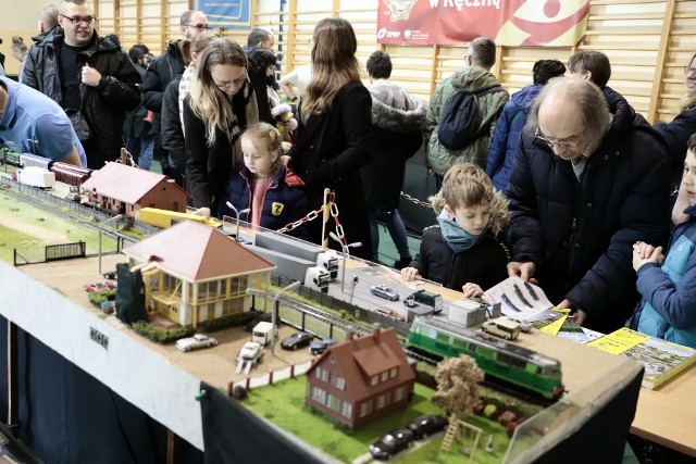 Wystawę makiet kolejowych w Szkole Podstawowej nr 12 w Grudziądzu przygotowali modelarze z Brodnicy